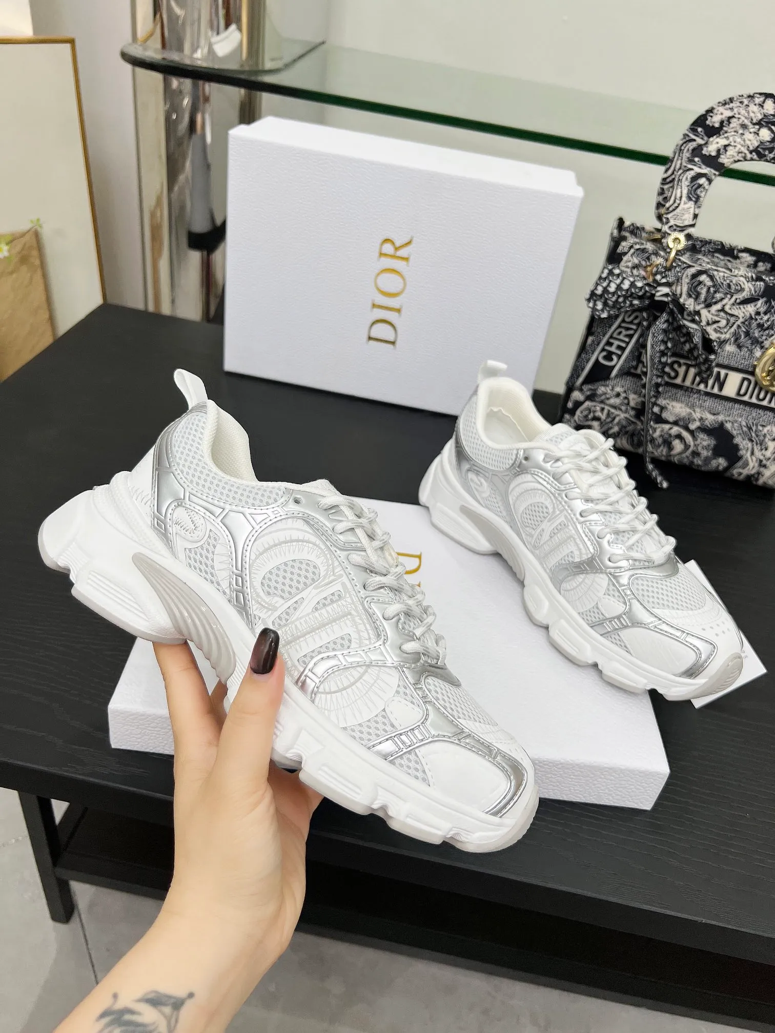👟👟Ex-factory price 560👟👟 The official website is updated simultaneously with the 2025 model. This Dior Chrono sneaker reinterprets running shoes in Dior's high-end style. Gray mesh fabric is paired with tonal suede calfskin panels, the CD logo on the side, the star patch on the tongue and the Dior logo on the heel, all in classic fine detail. Featuring two-tone laces and a lightweight sole with star graphics, they can be worn year-round. Size: Women’s size 35-41 (35/42 can be customized) Color: 12 colors available